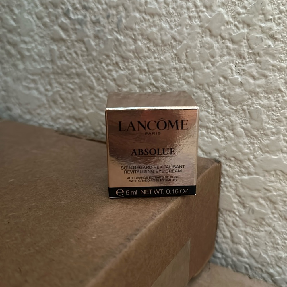 Absolue Revitalizing Eye Cream Brand New
Lancôme